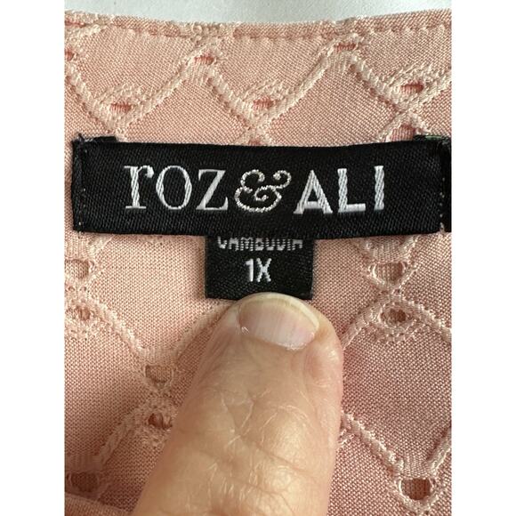 Women's Roz & Ali Top 1X Peach Eyelet Pullover 3/4 Sleeve Stretch Baby Doll - Picture 7 of 11